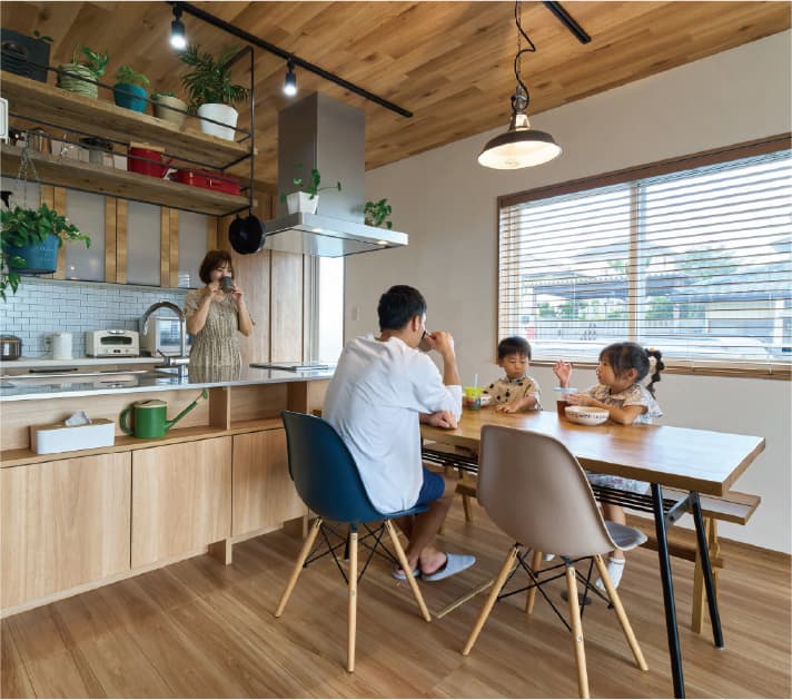 家族がくつろぐイメージ